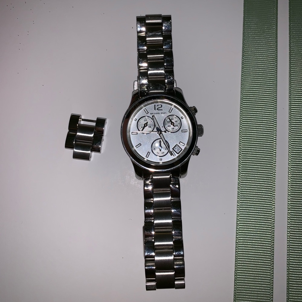 Michael Kors - Picture 2 of 3